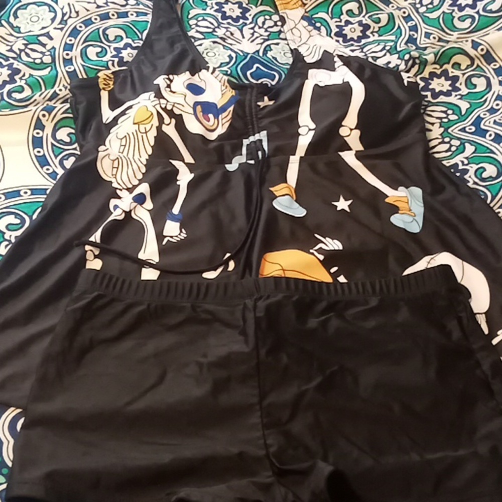 Size large bathing suite with skull pirates.